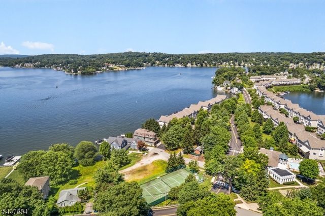 33 Catamaran Ct, Mount Arlington Boro, NJ 07856