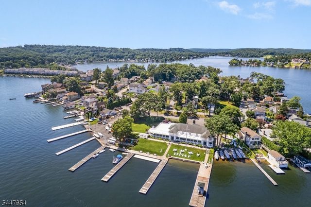 33 Catamaran Ct, Mount Arlington Boro, NJ 07856