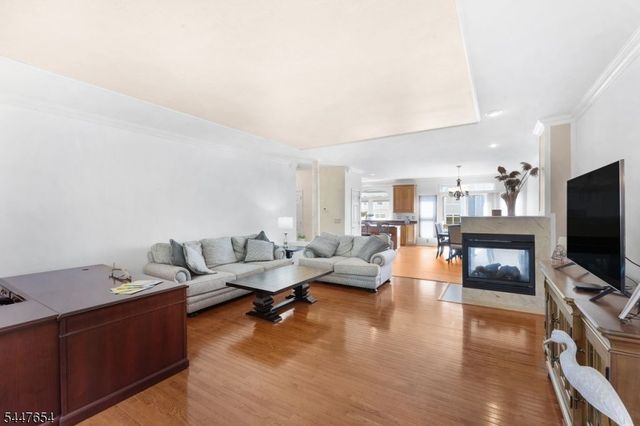 33 Catamaran Ct, Mount Arlington Boro, NJ 07856