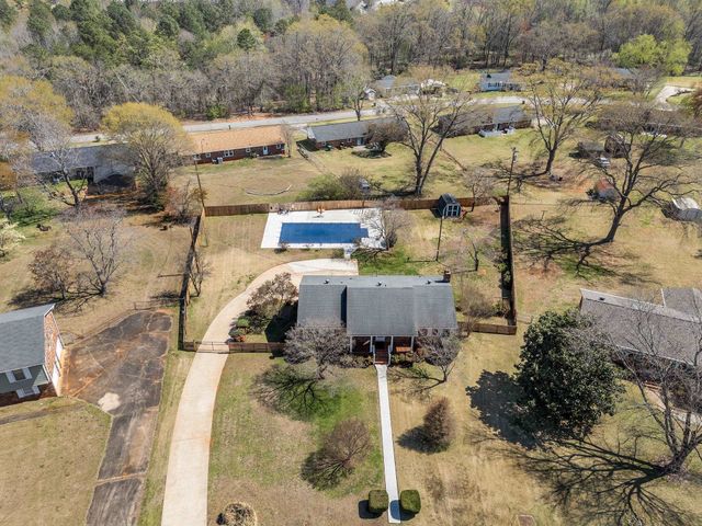 404 Shamrock Dr, Boiling Springs, SC 29316