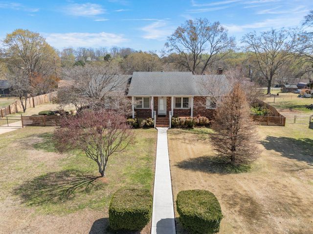 404 Shamrock Dr, Boiling Springs, SC 29316