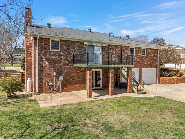 404 Shamrock Dr, Boiling Springs, SC 29316