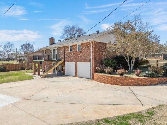 404 Shamrock Dr, Boiling Springs, SC 29316
