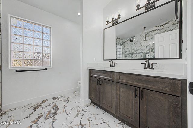 916 E HARWELL Road, Phoenix, AZ 85042