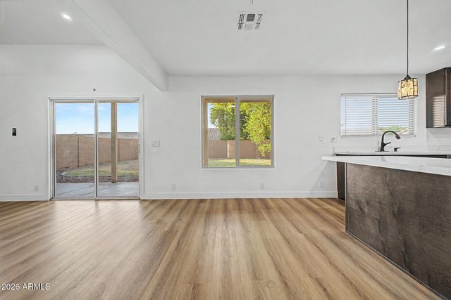 916 E HARWELL Road, Phoenix, AZ 85042