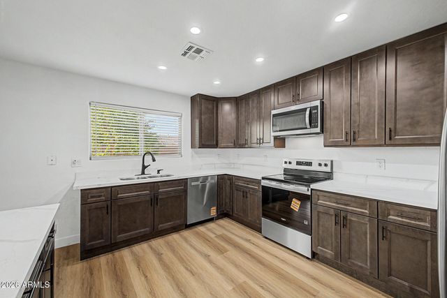 916 E HARWELL Road, Phoenix, AZ 85042