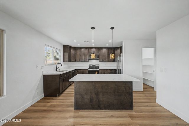 916 E HARWELL Road, Phoenix, AZ 85042