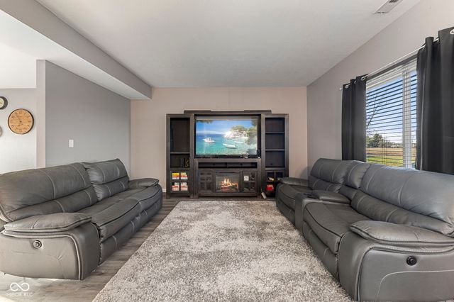 6212 N Woods Edge Drive, Mccordsville, IN 46055