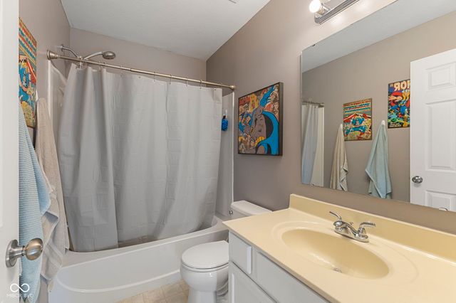 6212 N Woods Edge Drive, Mccordsville, IN 46055