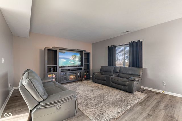 6212 N Woods Edge Drive, Mccordsville, IN 46055