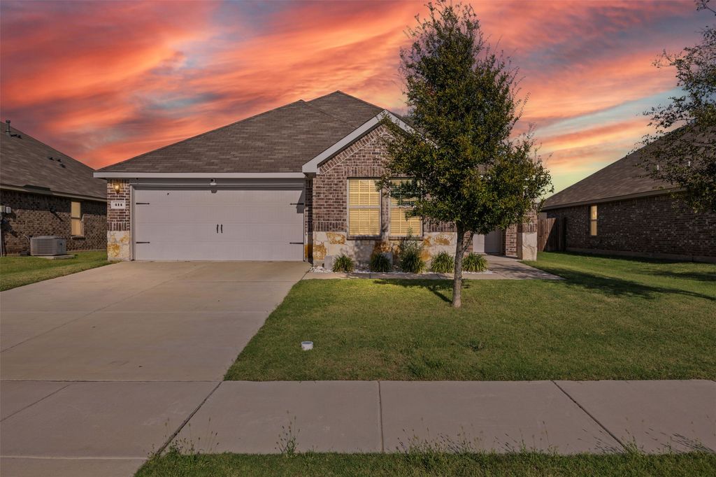 414 War Emblem Lane, Waxahachie, TX 75165