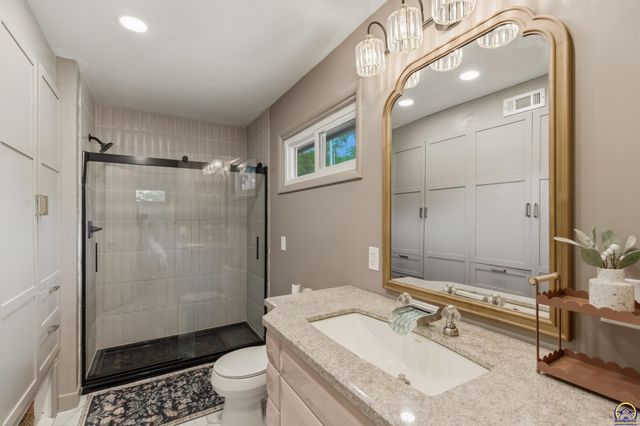 927 W 20th Ter, Lawrence, KS 66046