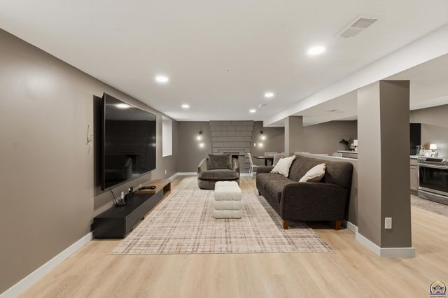927 W 20th Ter, Lawrence, KS 66046