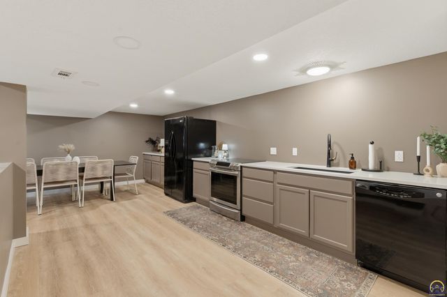 927 W 20th Ter, Lawrence, KS 66046