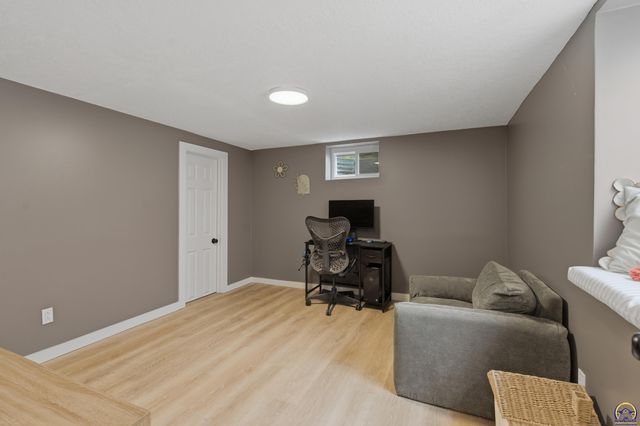 927 W 20th Ter, Lawrence, KS 66046