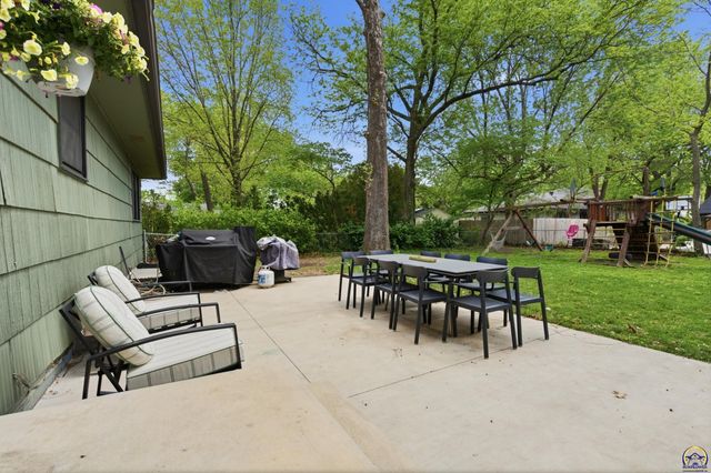 927 W 20th Ter, Lawrence, KS 66046