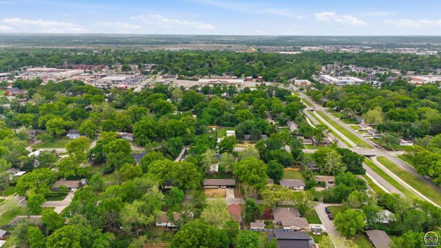 927 W 20th Ter, Lawrence, KS 66046