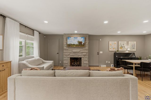 927 W 20th Ter, Lawrence, KS 66046