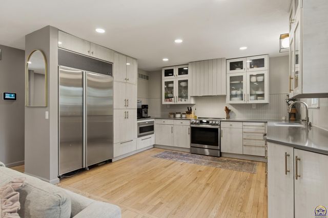 927 W 20th Ter, Lawrence, KS 66046