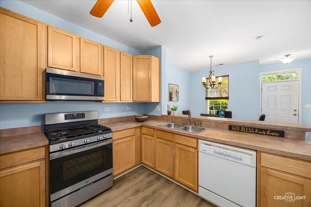 281 Springbrook Trail S, Oswego, IL 60543
