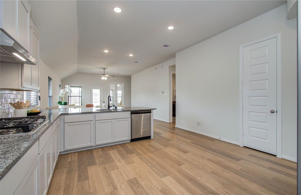 Image 11 of property listing at 27519 Paddle Grove Drive, Katy, TX 77493