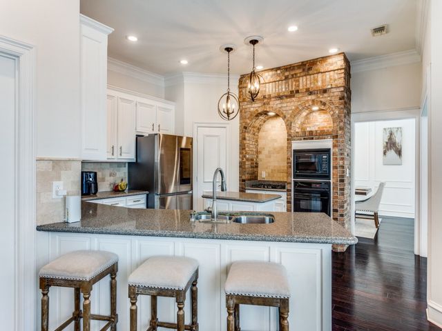 2821 Shadow Drive W, Arlington, TX 76006