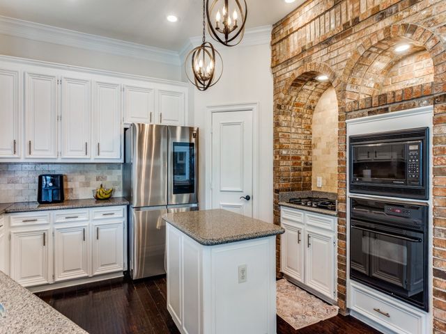 2821 Shadow Drive W, Arlington, TX 76006