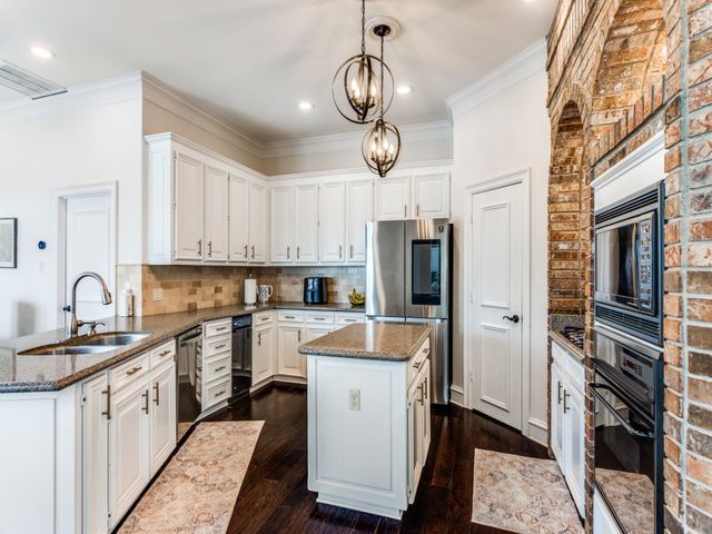 2821 Shadow Drive W, Arlington, TX 76006