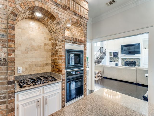 2821 Shadow Drive W, Arlington, TX 76006