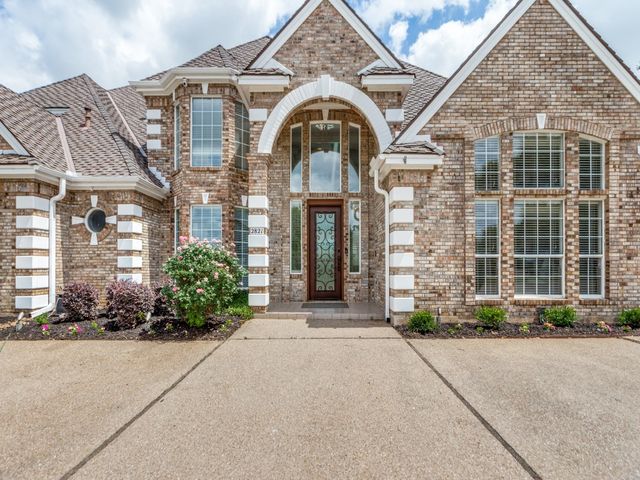 2821 Shadow Drive W, Arlington, TX 76006