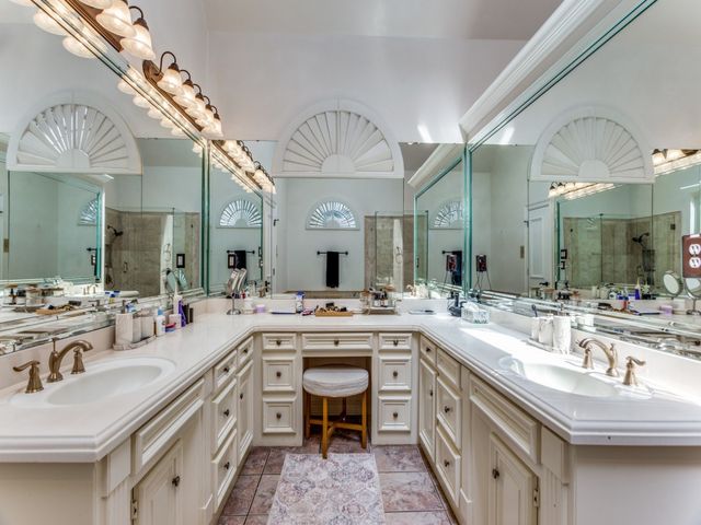 2821 Shadow Drive W, Arlington, TX 76006