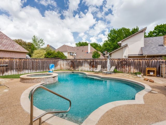 2821 Shadow Drive W, Arlington, TX 76006