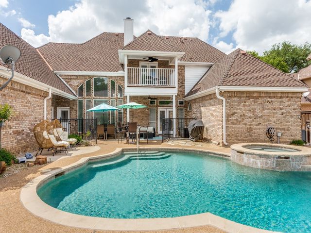 2821 Shadow Drive W, Arlington, TX 76006