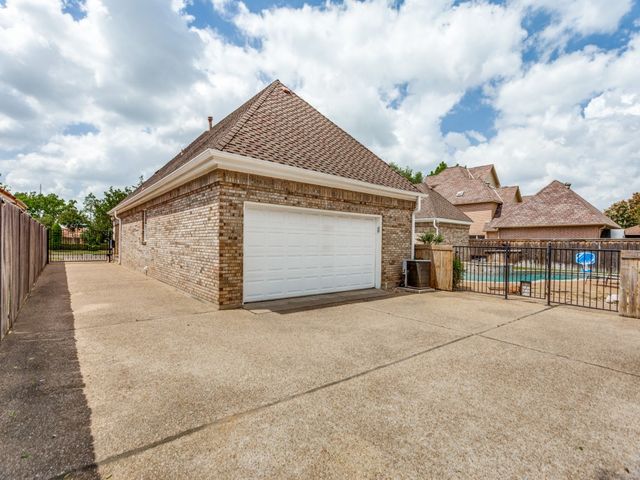 2821 Shadow Drive W, Arlington, TX 76006