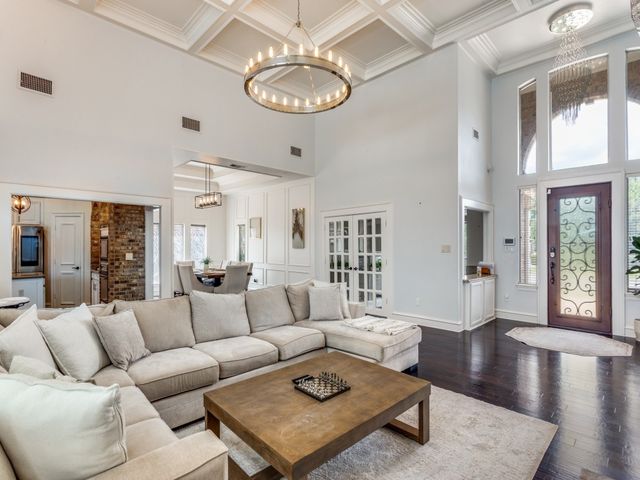 2821 Shadow Drive W, Arlington, TX 76006