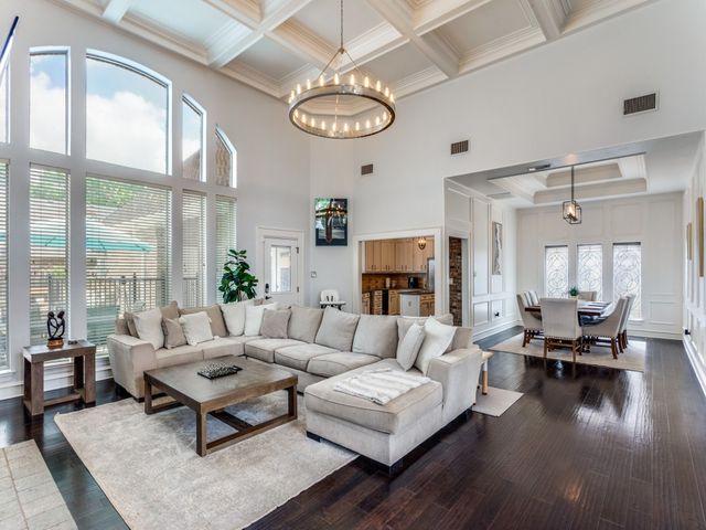 2821 Shadow Drive W, Arlington, TX 76006