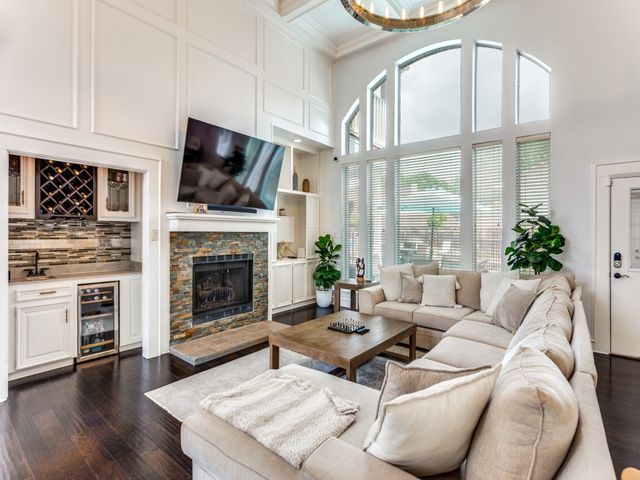 2821 Shadow Drive W, Arlington, TX 76006