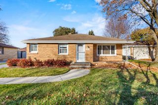 2011 HILLVIEW DRIVE, Green Bay, WI 54302