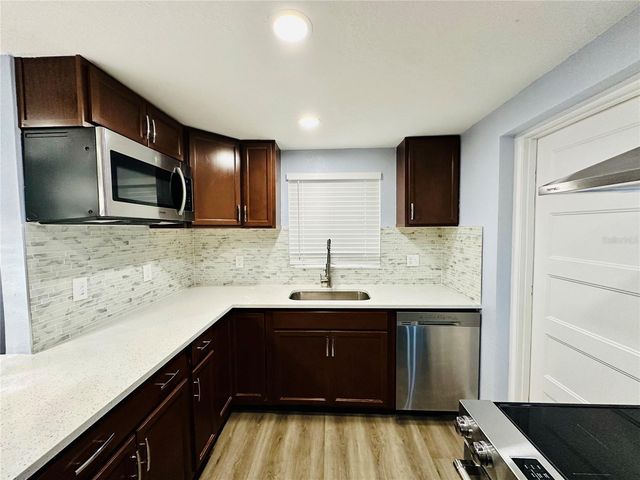 8203 OLIVEWOOD PLACE, Tampa, FL 33615