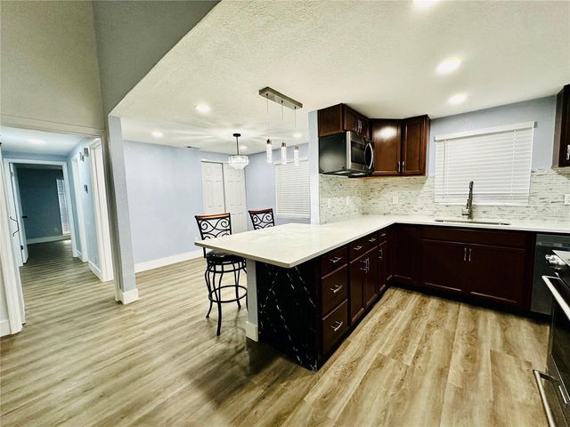 8203 OLIVEWOOD PLACE, Tampa, FL 33615
