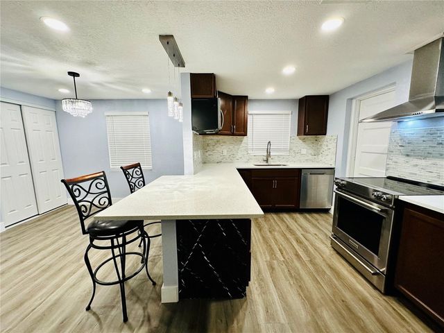 8203 OLIVEWOOD PLACE, Tampa, FL 33615