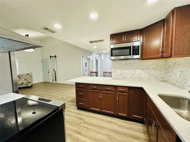 8203 OLIVEWOOD PLACE, Tampa, FL 33615
