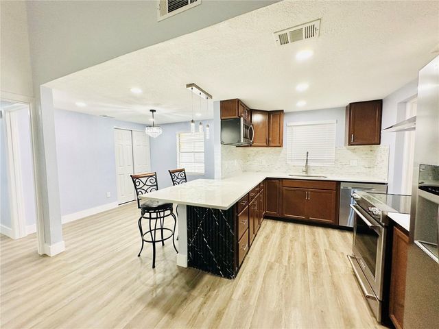 8203 OLIVEWOOD PLACE, Tampa, FL 33615