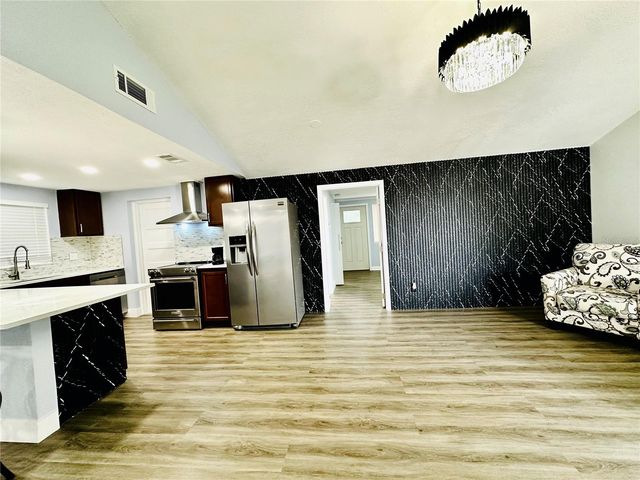 8203 OLIVEWOOD PLACE, Tampa, FL 33615