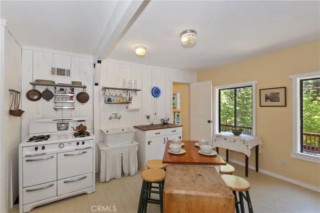 425 Blue Jay Canyon Road, Blue Jay, CA 92317