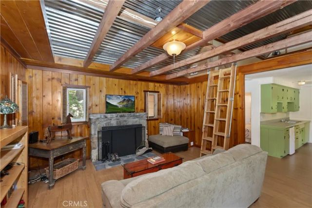 425 Blue Jay Canyon Road, Blue Jay, CA 92317