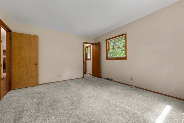W235N6442 Outer Circle DRIVE, Sussex, WI 53089