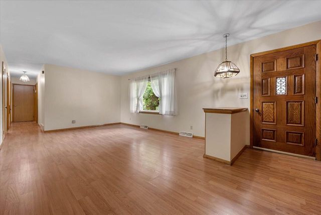 W235N6442 Outer Circle DRIVE, Sussex, WI 53089