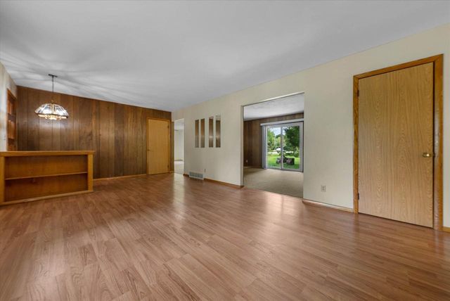 W235N6442 Outer Circle DRIVE, Sussex, WI 53089
