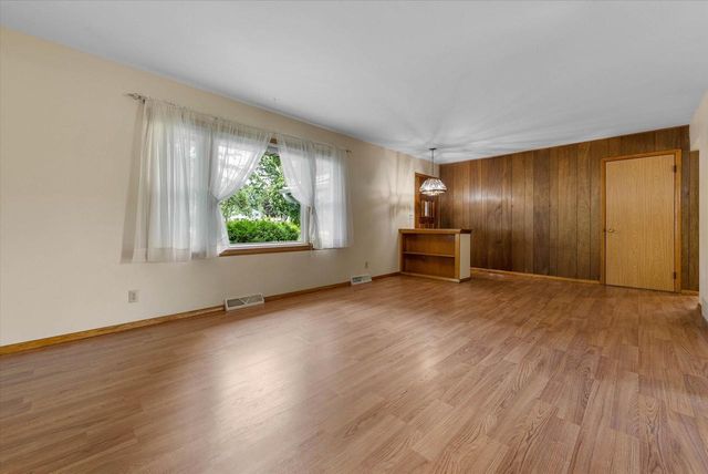W235N6442 Outer Circle DRIVE, Sussex, WI 53089